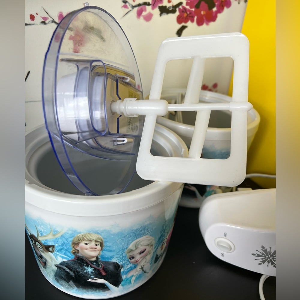 2 x Disney Frozen Ice Cream Makers - 6 cup/ 1.4 L / 1.5 Qt. Takes 20 - 40 mins